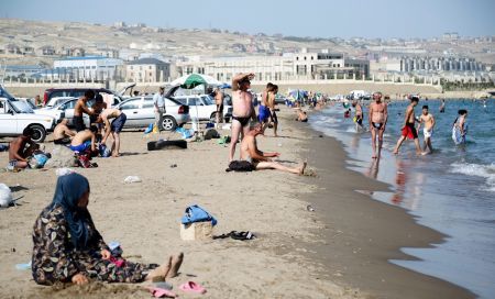 Maşınla dənizə girib, istirahətə gələnlərə təhlükə yaratmaq “trend” olub? - Yol polisi HƏRƏKƏTƏ KEÇDİ + FOTO