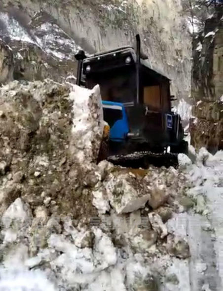 Qar uçqunu Quba-Xınalıq yolunu bağladı - FOTO