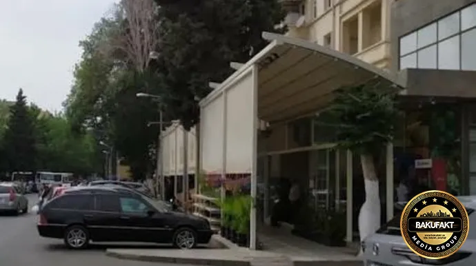 Bakıdakı bu market səkini özəlləşdirib, yarısını da parkinə çevirib - FOTO