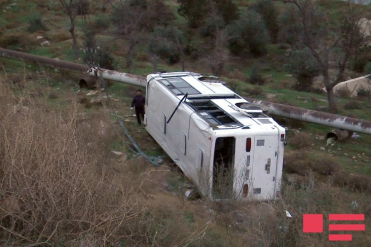 Bakıda sərnişin avtobusu aşdı: 23 nəfər yaralanıb