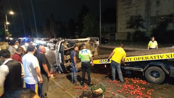 Bakıda pomidorla yüklənmiş avtomobil yolun ortasında AŞDI