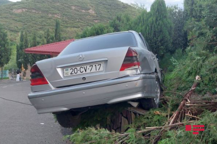 Qəza törədən avtomobil restoranın həyətinə girdi