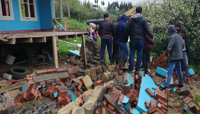 Lerikdə torpaq sürüşməsi: Ev, tövlə, mal-qara torpaq altında qaldı - FOTO