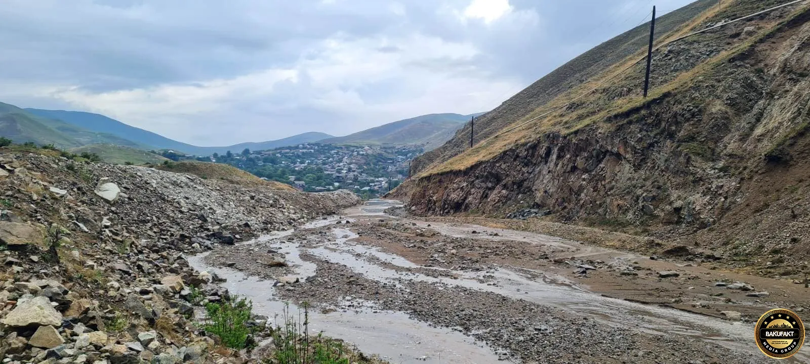 Daşkəsəndə iri qaya parçaları yolu bağladı