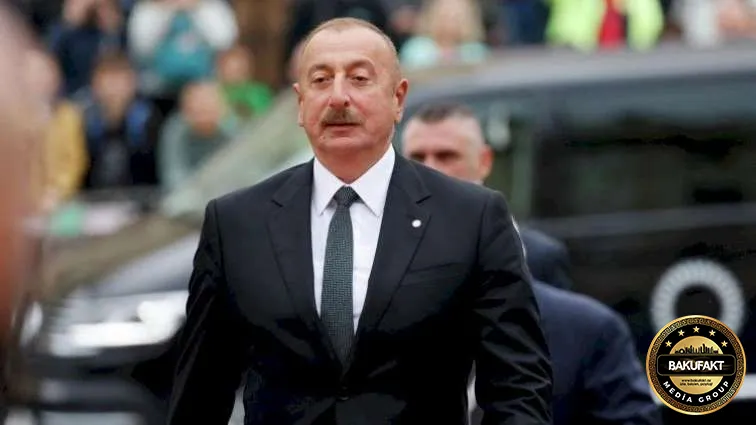 Prezident və xanımı Heydər Əliyevin memorial kompleksinin önünə gül dəstələri qoyublar