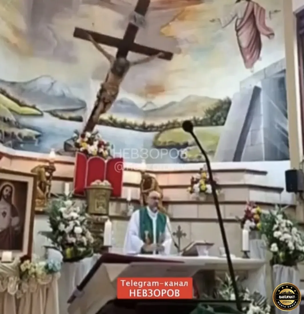 Nəhəng xaç keşişin üzərinə aşdı  - VİDEO