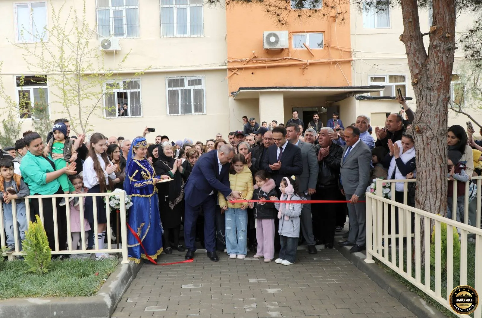 Suraxanı RİH başçısı Adil Əliyevin açılışını etdiyi parkı vətəndaşların üzünə bağlayan Şəfiqə adlı qadın kimə güvənir? - ŞİKAYƏT MÜRACİƏT
