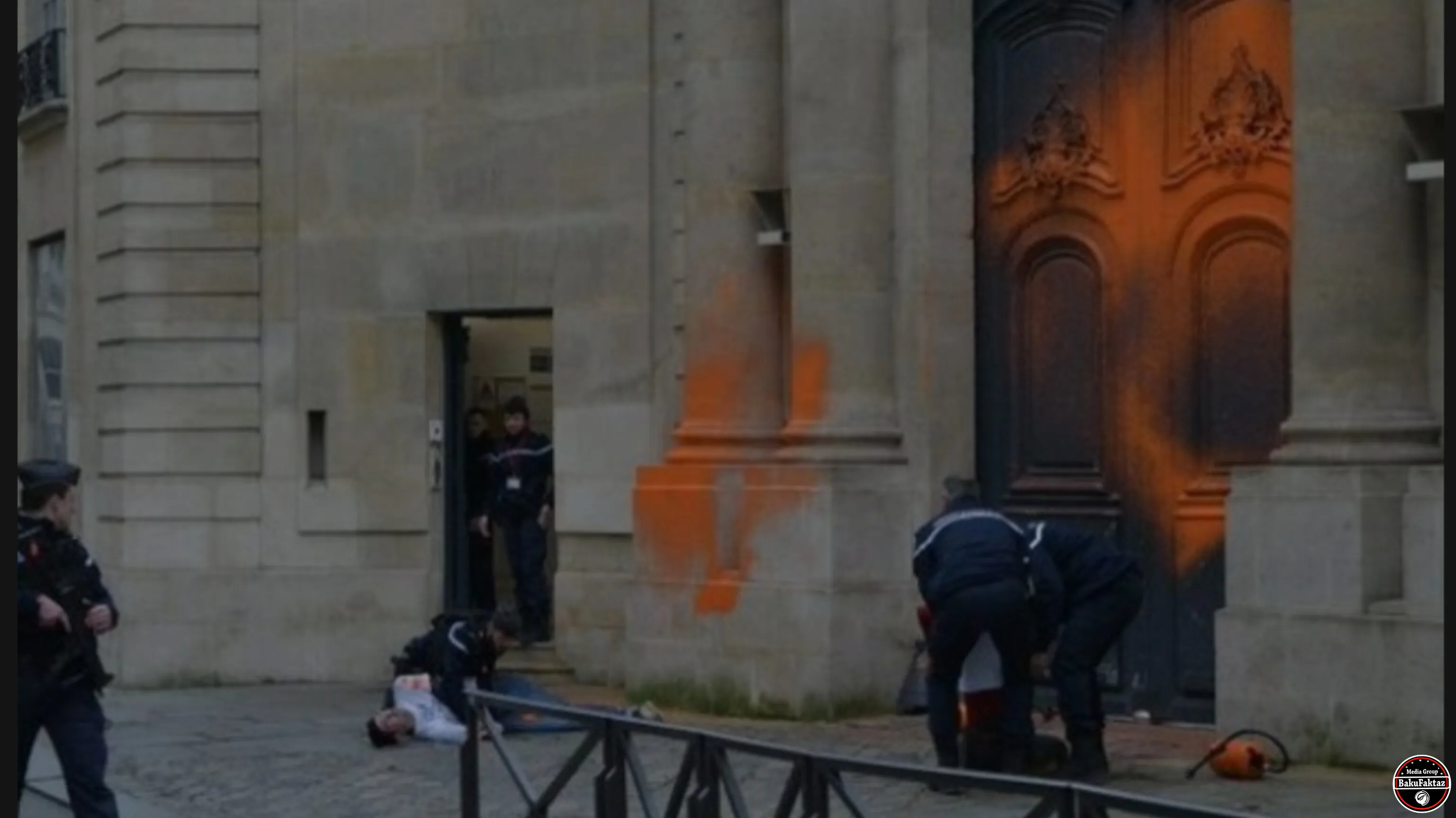 Fransada Baş nazirin iqamətgahına boya atdılar