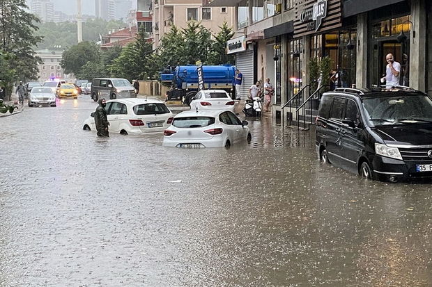 İstanbul selə təslim oldu: Yollar gölə çevrildi, insanlar çətin durumda qaldılar - FOTO