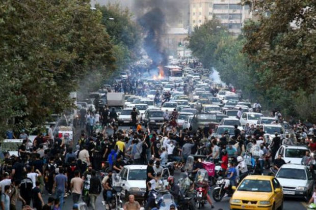 Tehranda hüquq-mühafizə orqanlarının bir qismi etirazçılara qoşuldu -