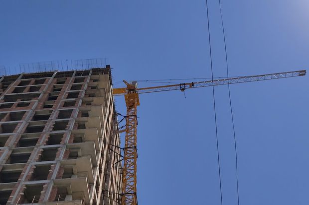 Bakıda tikinti şirkətinə krandan istifadə etmək QADAĞAN OLUNDU - FOTO