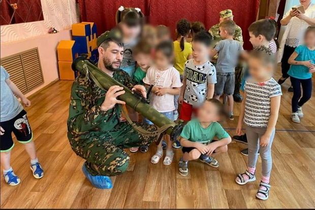 Rusiyada bağça uşaqlarına ölümcül silahlarla “vətənpərvərlik dərsi” keçirilib -FOTO