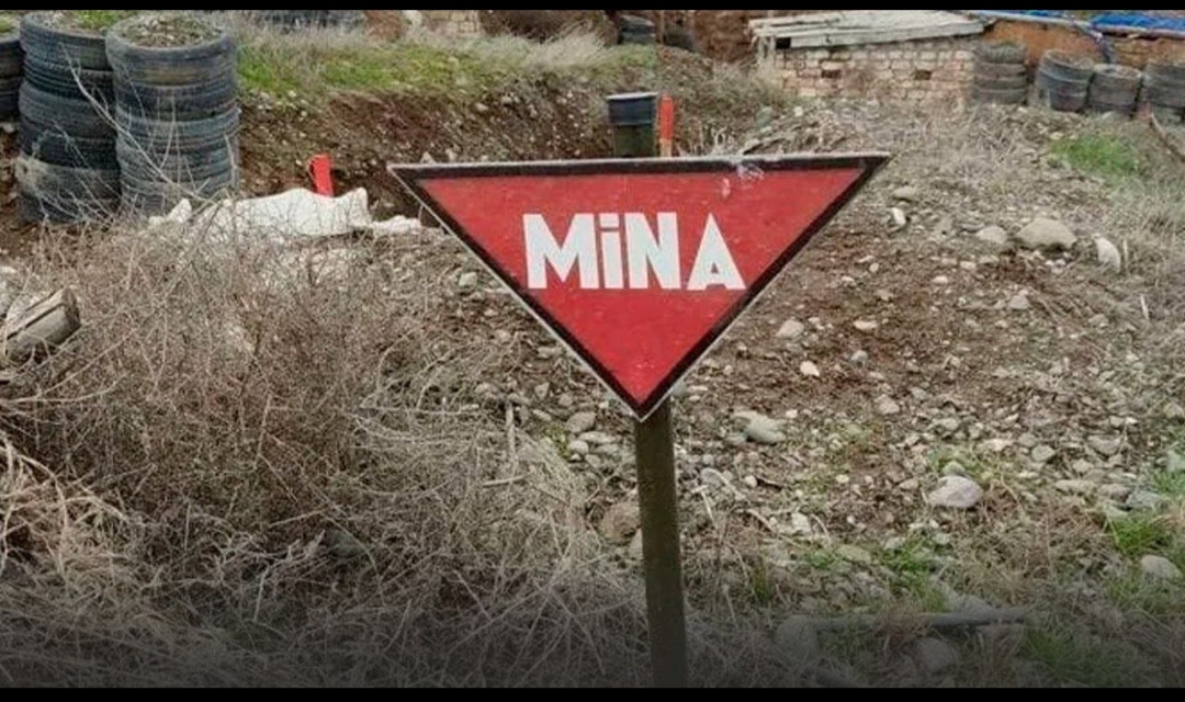 Laçında iki nəfər minaya düşüb