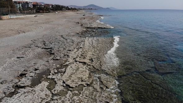 Dənizin səviyyəsinin enməsi nəticəsində qayalıqlar üzə çıxdı - FOTO