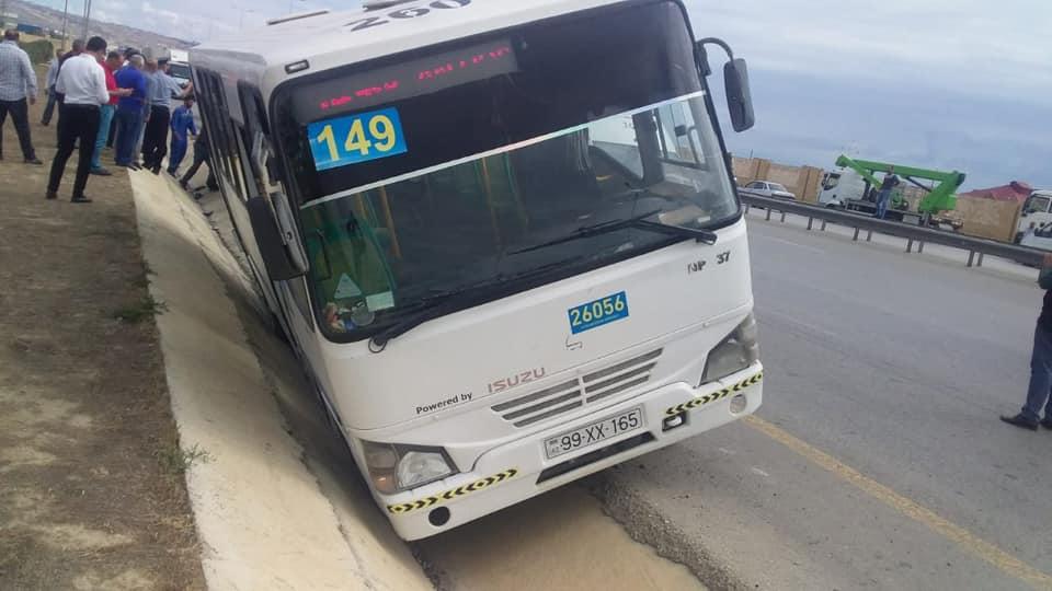 Bakıda sərnişin avtobusu aşdı: xəsarət alanlar var