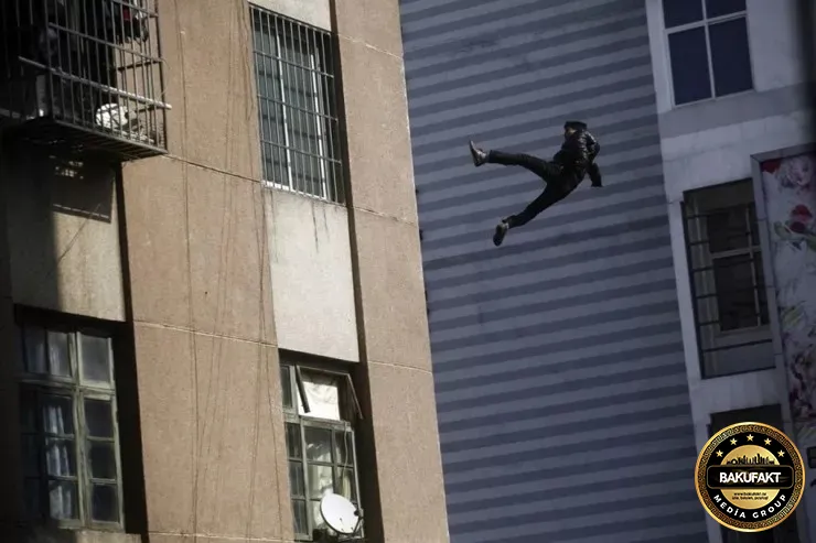 Bakıda DƏHŞƏT: kişi 9-cu mərtəbədən yıxılıb öldü