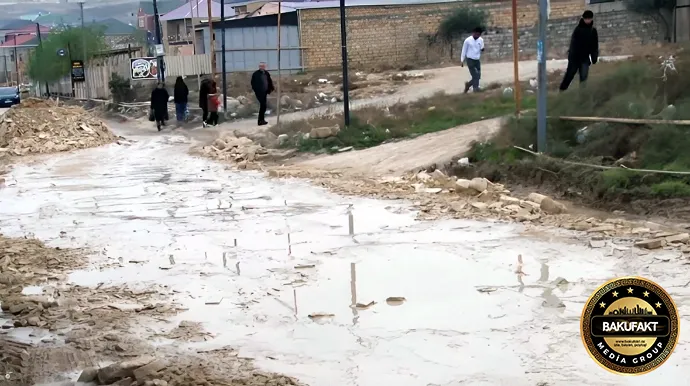 Bu küçədə yaşayanlar yol problemindən şikayətçidirlər: "Nə taksi gəlir, nə də təcili yardım" - VİDEO