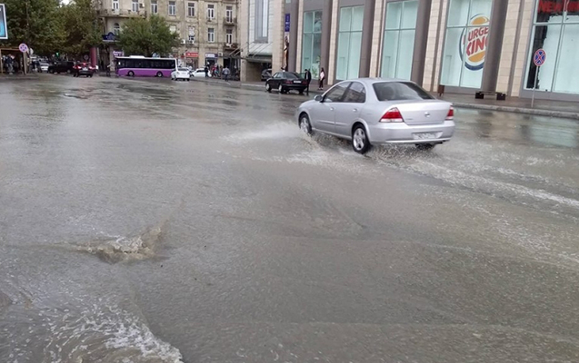 Bakıda güclü yağış yolları keçilməz ETDİ