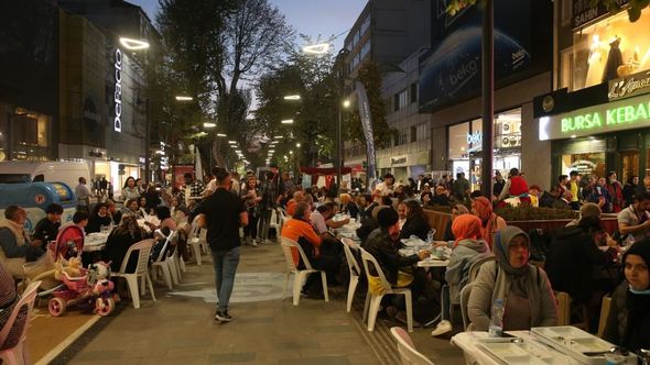 Türkiyədə səkkiz min adamın iştirakı ilə nəhəng iftar süfrəsi açılıb - FOTO